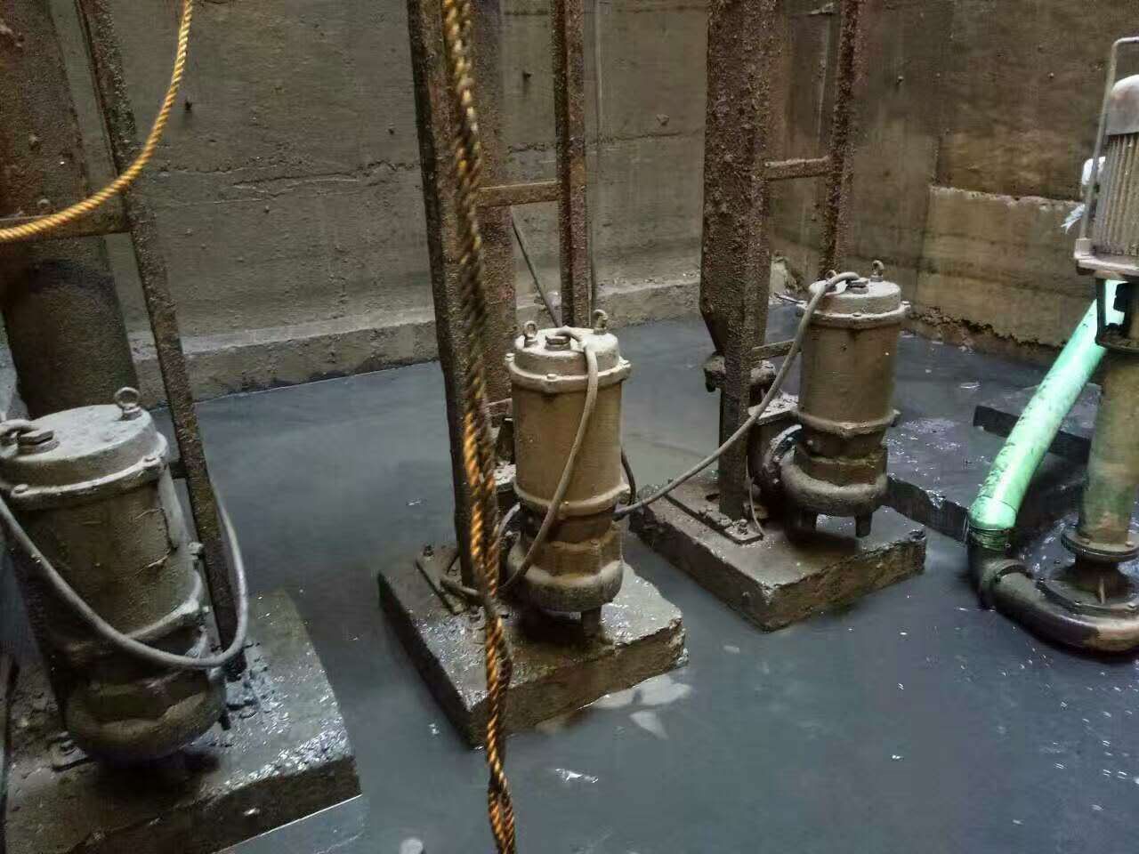 营山污水池清理