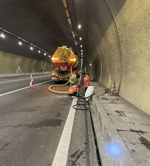 营山隧道排水渠清淤